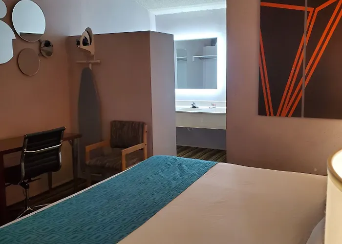 Howard Johnson By Wyndham Airport/downtown Area Hotel Phoenix
