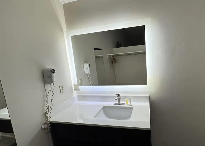 Howard Johnson By Wyndham Airport/downtown Area Hotel 2*