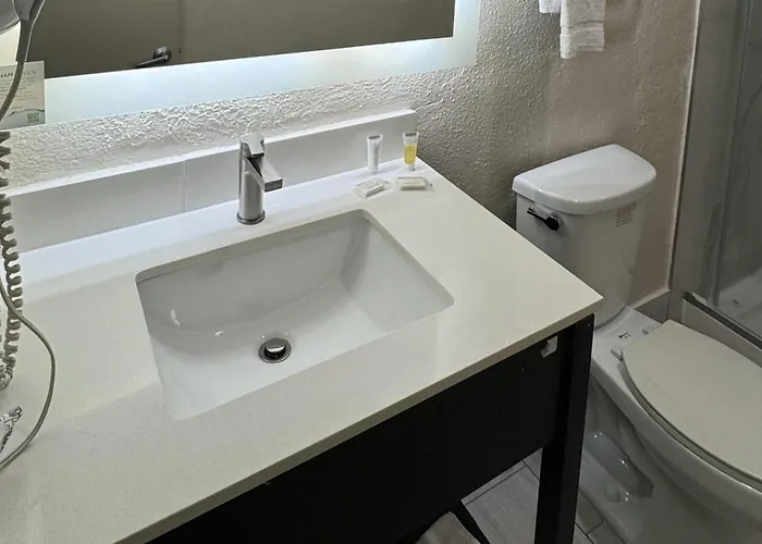 Howard Johnson By Wyndham Airport/downtown Area Hotel Phoenix
